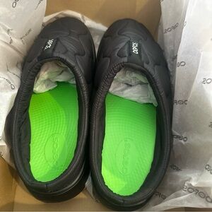 Brand new Oofos Oocozie slippers